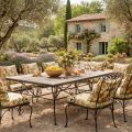 découvrez comment transformer un domaine provençal en un lieu élégant et chaleureux grâce au mobilier en fer forgé et aux coussins les olivades. alliez charme traditionnel et confort moderne pour sublimer votre espace extérieur.