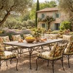 découvrez comment transformer un domaine provençal en un lieu élégant et chaleureux grâce au mobilier en fer forgé et aux coussins les olivades. alliez charme traditionnel et confort moderne pour sublimer votre espace extérieur.